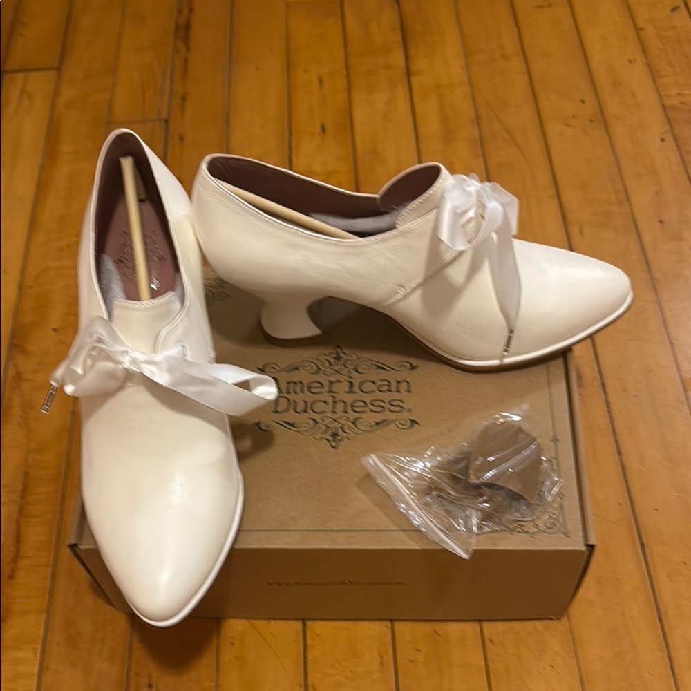 Ivory leather Pompadour heels
